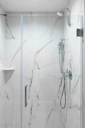 Een aparte badkuip en douche, gratis toiletartikelen, een haardroger