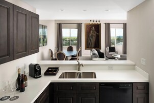 Suite Presidenziale, 2 camere da letto, vista baia | Minibar, con stile personalizzato, con arredamento individuale