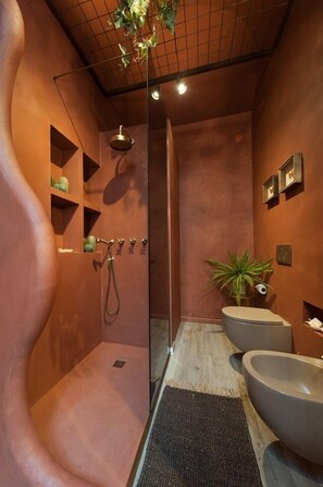 Deluxe-Suite | Badezimmer | Dusche, Haartrockner, Bidet, Handtücher