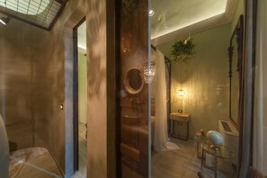 Deluxe Double Room, Balcony | Bathroom | Shower, hair dryer, bidet, towels - In Rada (Trani)