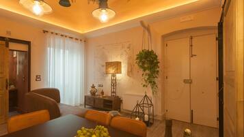 Suite Deluxe | Area soggiorno | TV a schermo piatto