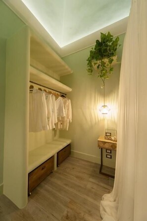 Quarto casal luxo, sacada | 1 quarto, frigobar, quartos à prova de som, Wi-Fi de cortesia