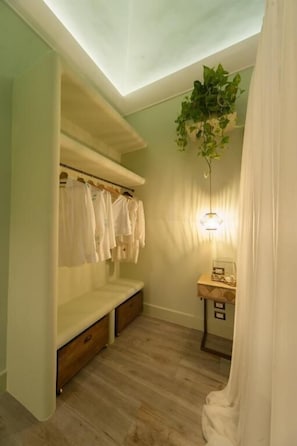 Quarto casal luxo, sacada | 1 quarto, frigobar, quartos à prova de som, Wi-Fi de cortesia