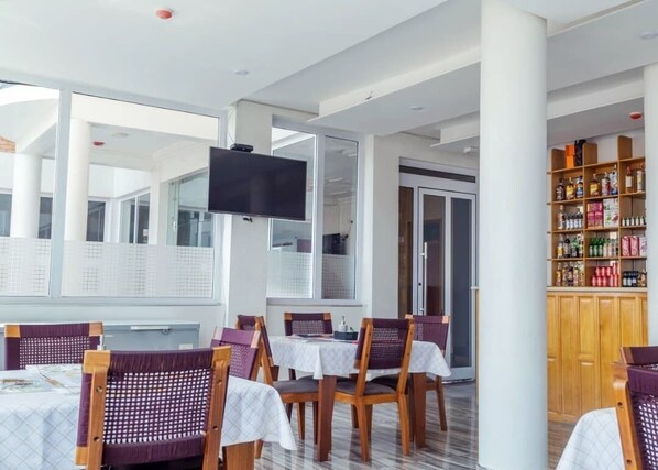 Breakfast, lunch, dinner served; local and international cuisine  - Royal Baron Hotel (Kumasi)