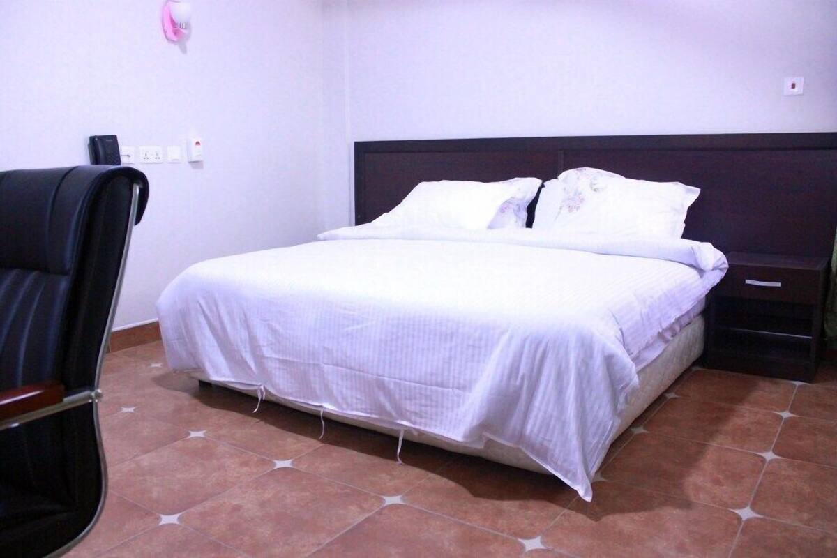 Executive Suite | Desk, laptop workspace, iron/ironing board (on request), WiFi (free)