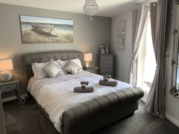 2 bedrooms, iron/ironing board, free WiFi, bed sheets - Harbour View Luxury Comfortable Holiday Apartment (Donaghadee)