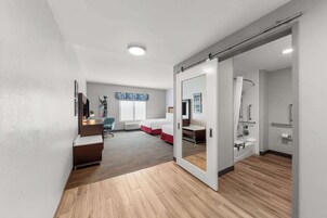 Escritorio, espacio para trabajar con laptop y cortinas blackout 