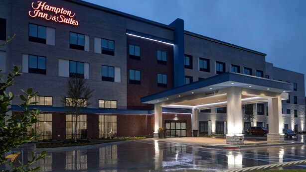 A Hampton Inn & Suites hotel with a modern design, featuring a well-lit entrance and a clear driveway. - Hampton Inn & Suites Farmers Branch Dallas (Farmers Branch)