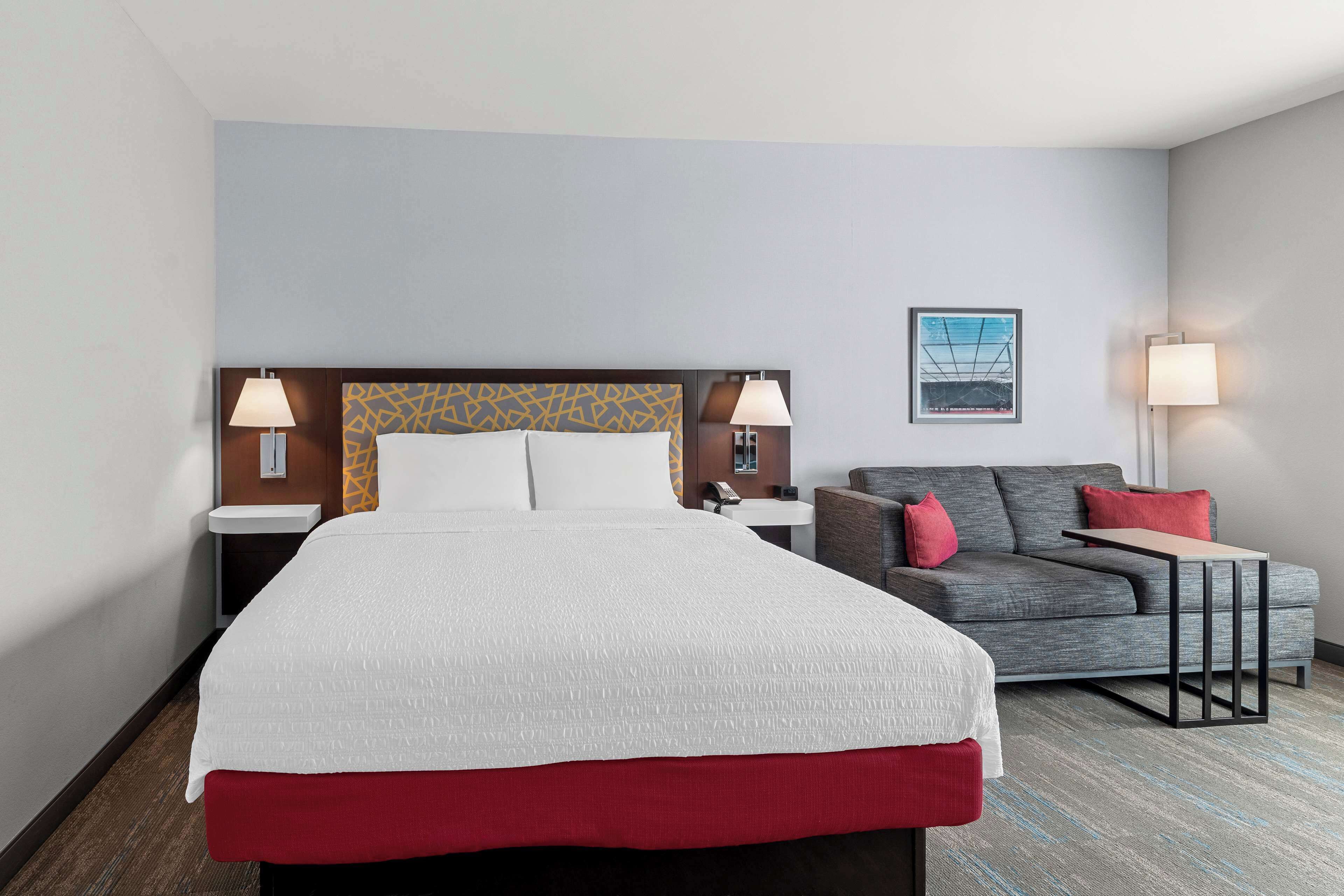 Escritorio, espacio para trabajar con laptop y cortinas blackout 