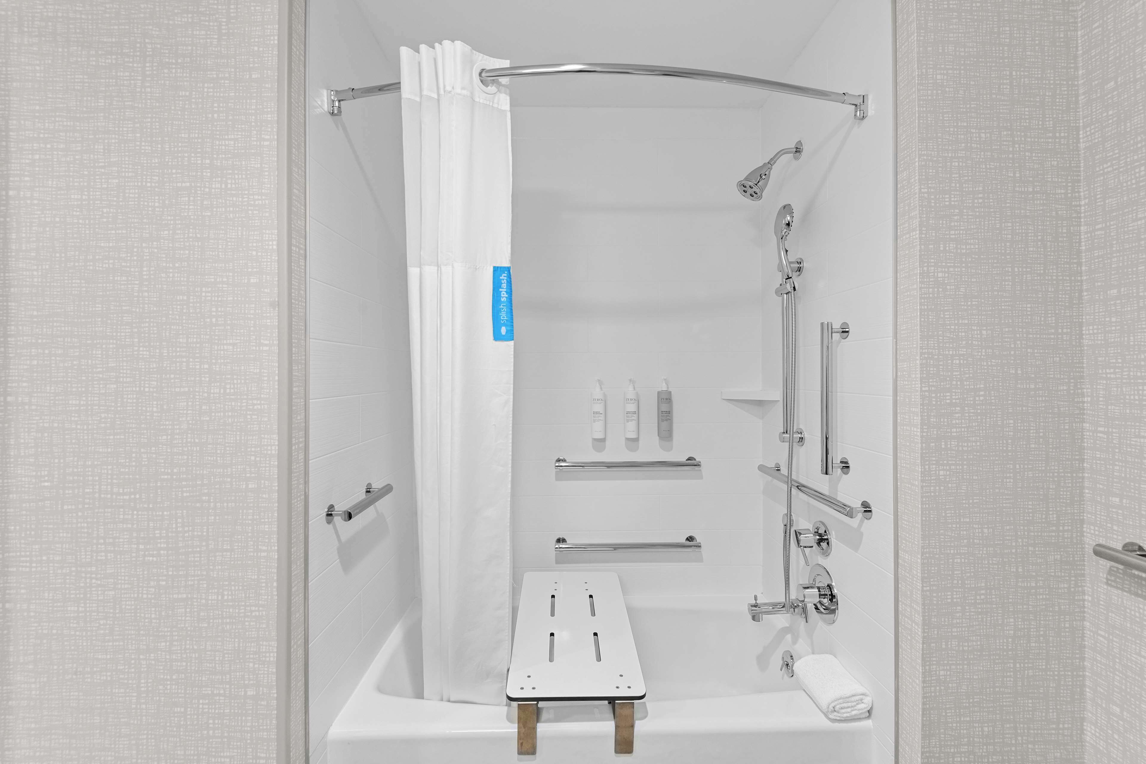 Un baño moderno con ducha, inodoro y lavamanos.