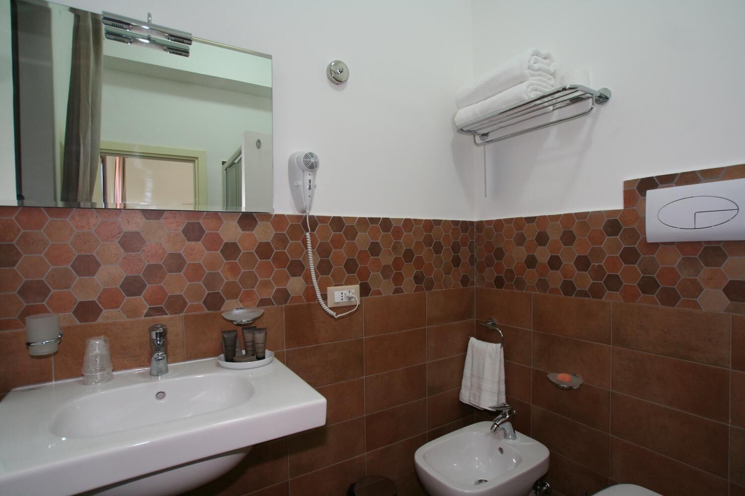 Ein Badezimmer mit Waschbecken, Bidet und Handtuchhalter.