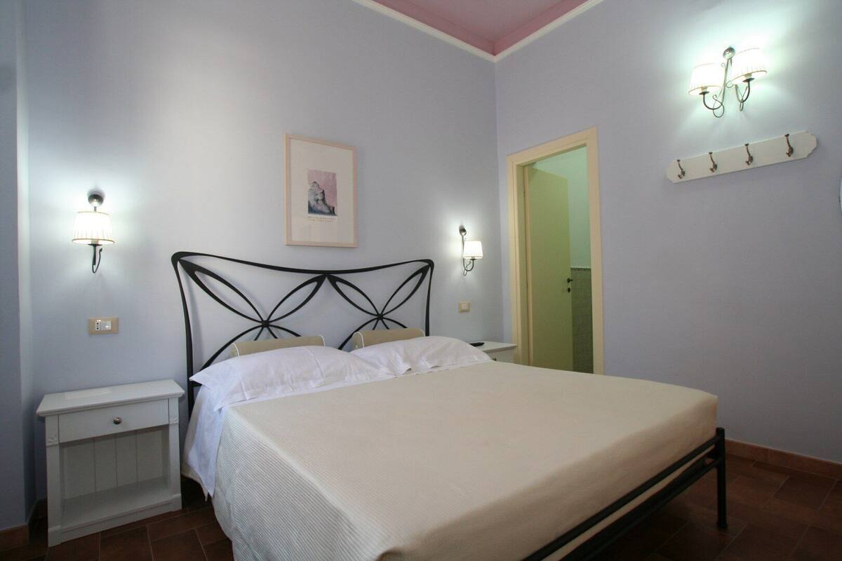Double Room | In-room safe, desk, soundproofing, iron/ironing board (on request)