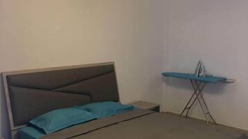 Departamento clásico, 1 habitación | 1 habitación, cortinas blackout y tabla de planchar con plancha