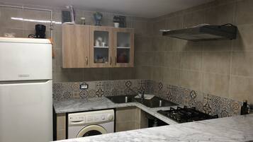 Departamento clásico, 1 habitación | Cocina privada | Refrigerador con congelador, microondas y parrilla de estufa