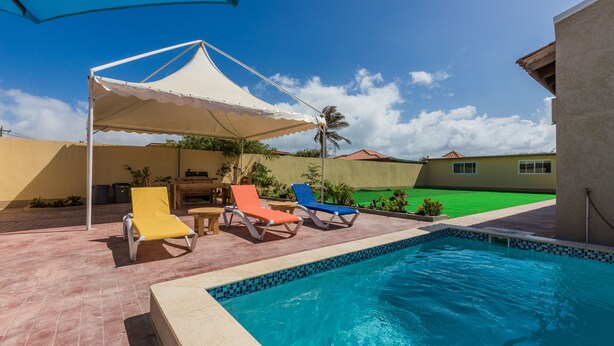 Outdoor pool - Rooi Santo Apartments (Noord)