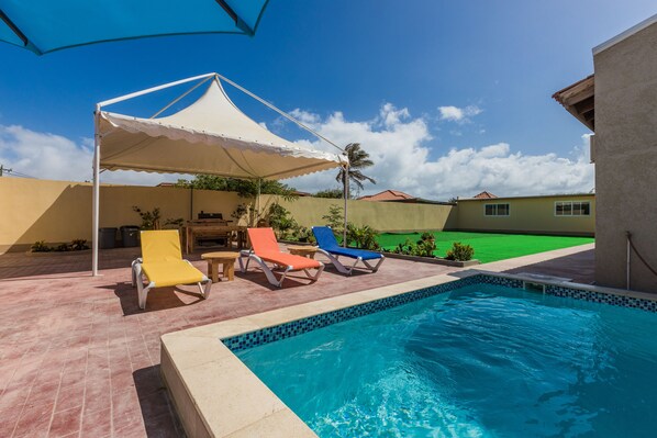 Outdoor pool - Rooi Santo Apartments (Noord)