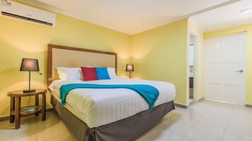 Studiosuite – comfort | Safe på rommet, blendingsgardiner og strykejern/-brett