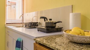 Private kitchenette - Rooi Santo Apartments (Noord)