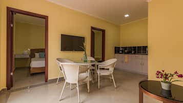 Leilighet – comfort | Oppholdsområde | En 40-tommers plasma-TV med kabel-kanaler samt TV