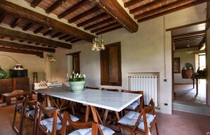 تناول الطعام داخل الغرفة