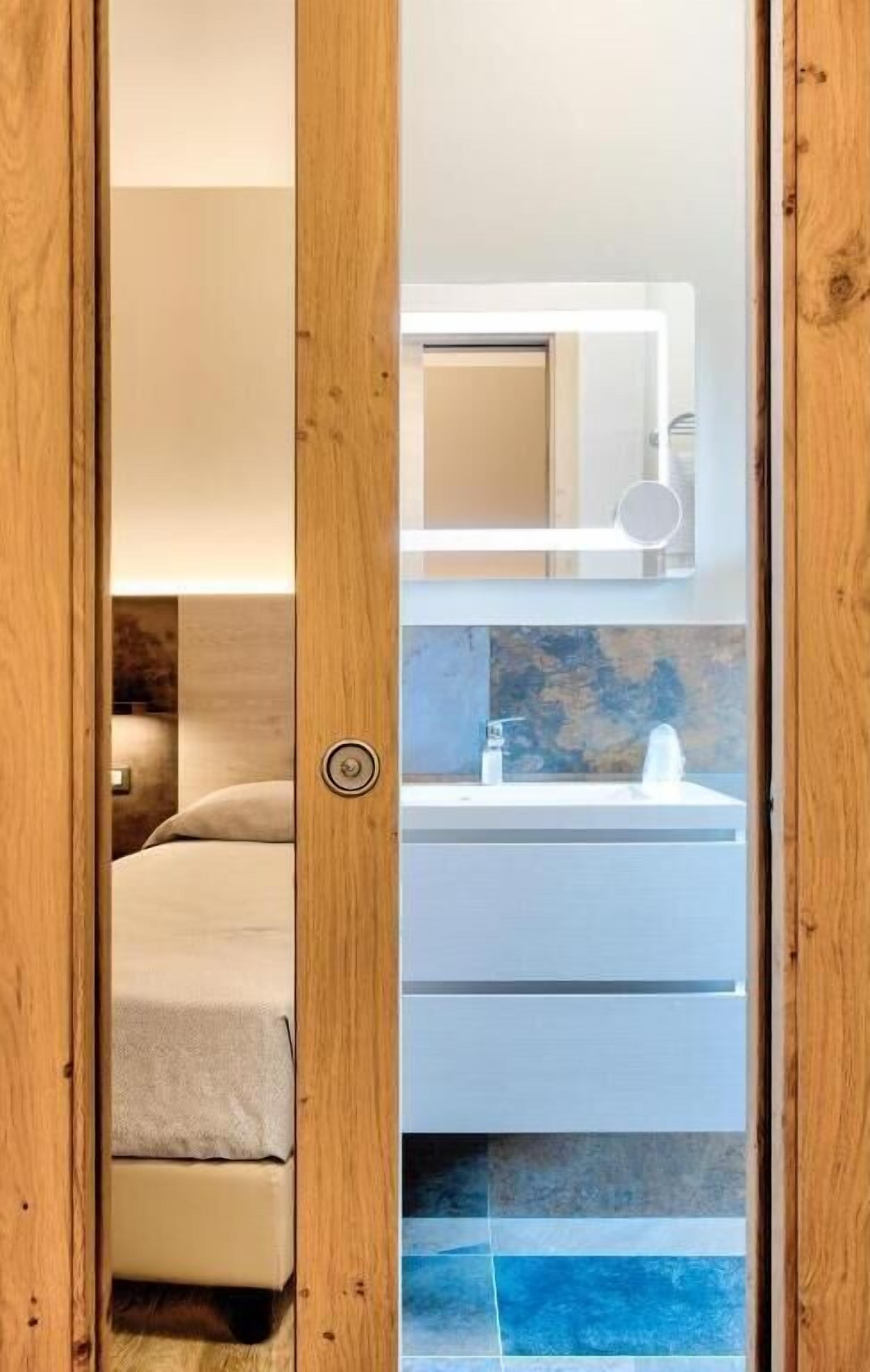 Minibar, escritorio, sistema de insonorización y wifi gratis 