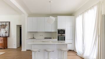 Villa, 4 Bedrooms (Villa Elena) | Dapur peribadi | Peti sejuk/penyejuk beku saiz penuh, ketuhar, dapur