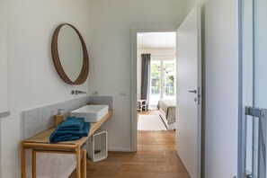 Vila, 4 quartos (Villa Elena) | Banheiro | Chuveiro, produtos de toalete grátis, secador de cabelo, bidê