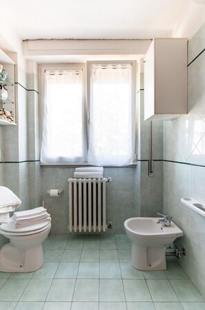 Villa, 3 chambres, vue jardin (Villa Franca) | Salle de bain | Douche, sèche-cheveux, bidet, serviettes fournies
