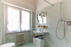 Villa, 3 Bedrooms, Garden View (Villa Franca) | Bathroom - Villa Franca (Pietrasanta)