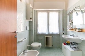 Villa, 3 Bedrooms, Garden View (Villa Franca) | Bathroom - Villa Franca (Pietrasanta)