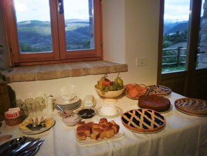 Free daily continental breakfast