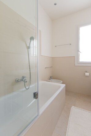 Villa, 4 Bedrooms, Private Pool (Villa Il Rifugio) | Deep soaking bathtub - Villa Il Rifugio (Pietrasanta)