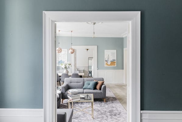 Leilighet – deluxe, 3 soverom, ikke-røyk | Oppholdsområde | Smart-TV