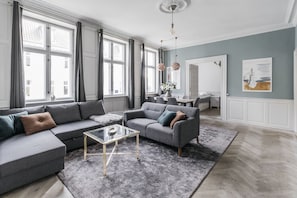 Leilighet – deluxe, 3 soverom, ikke-røyk | Oppholdsrom | Smart-TV