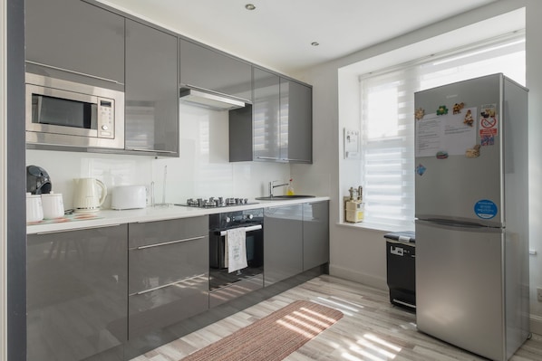 Appartamento | Cucina privata | Frigorifero con congelatore, microonde, forno, bollitore elettrico