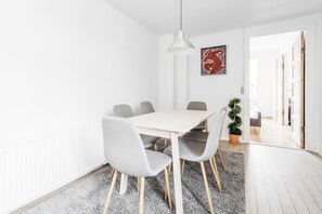Standard-Apartment | Essbereich im Zimmer