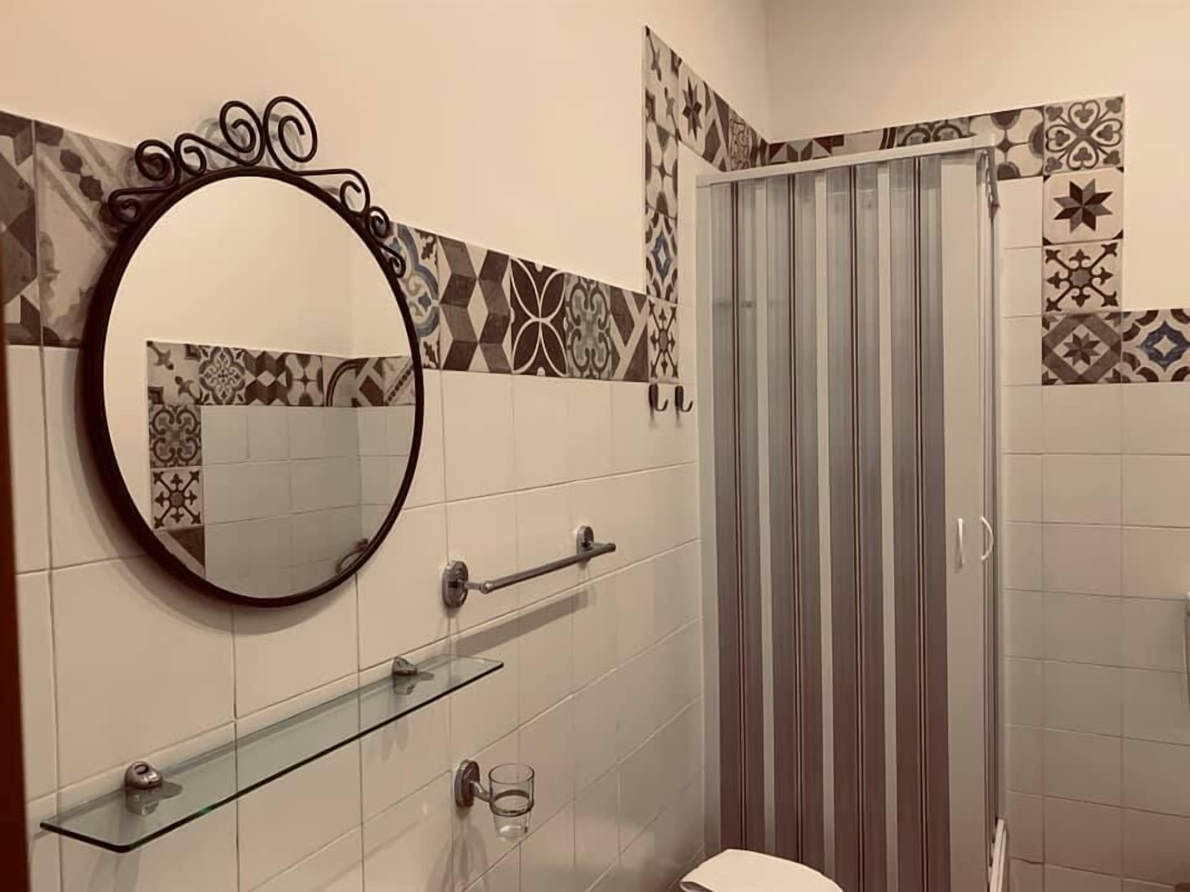 Triple Room | Bathroom | Shower, rainfall showerhead, bidet, towels