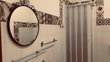 Triple Room | Bathroom | Shower, rainfall showerhead, bidet, towels