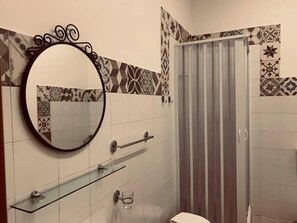 Triple Room | Bathroom | Shower, rainfall showerhead, bidet, towels - A Due Passi dal Ponte (Taranto)