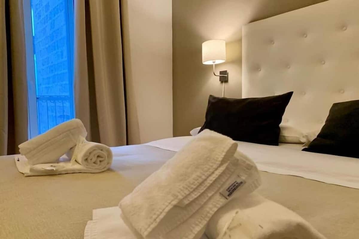 Double Room | Desk, soundproofing, free WiFi, bed sheets