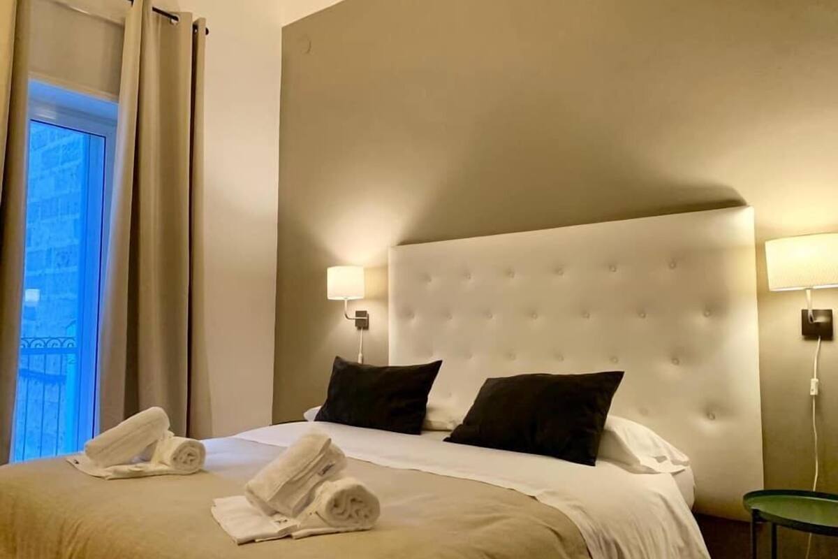 Desk, soundproofing, WiFi (free), bed sheets