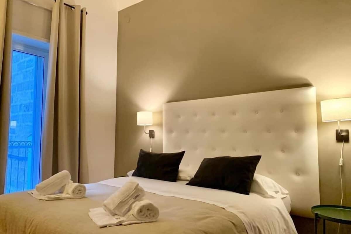 Desk, soundproofing, free WiFi, bed sheets