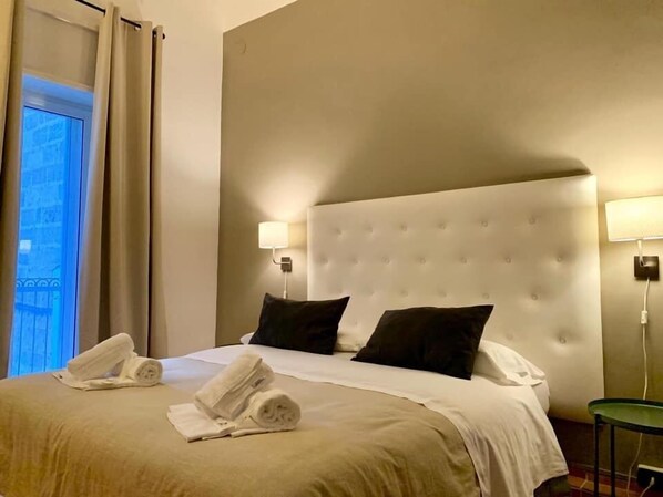 Een bureau, geluiddichte muren, gratis wifi, beddengoed