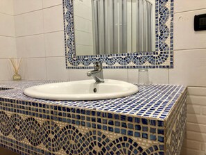 Een douche, een regendouche, een bidet, handdoeken