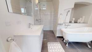 Deluxe Apartment | Bathroom | Separate bathtub and shower, free toiletries, hair dryer, towels - Large and Bright Apartment in Centre (Copenhagen)