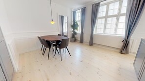 Deluxe Apartment | In-room dining - Large and Bright Apartment in Centre (Copenhagen)
