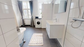 Deluxe-Apartment | Badezimmer | Badewanne und Dusche (separat), kostenlose Toilettenartikel