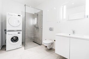 Apartamento luxo | Banheiro | Chuveiro, secador de cabelo, toalhas de banho 