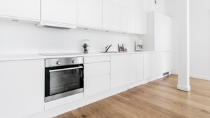 Apartemen Deluks | Dapur pribadi | Lemari es, oven, dan kompor