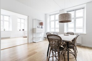 Apartamento Deluxe | Servicio de comidas en la habitación